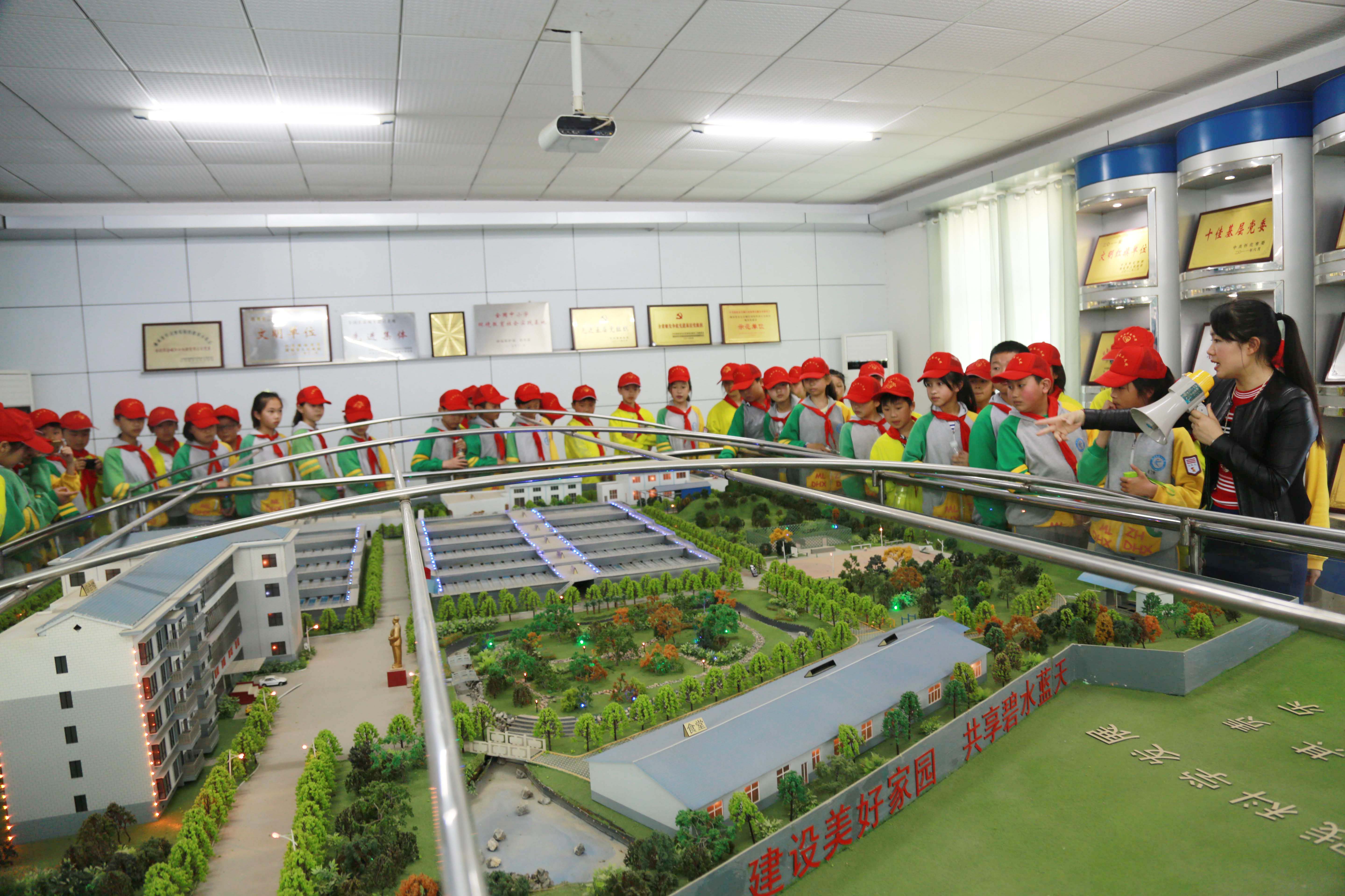 城管进校园 宏宇小学参观市污水处理有限爱游戏(中国)一站式服务平台.jpg