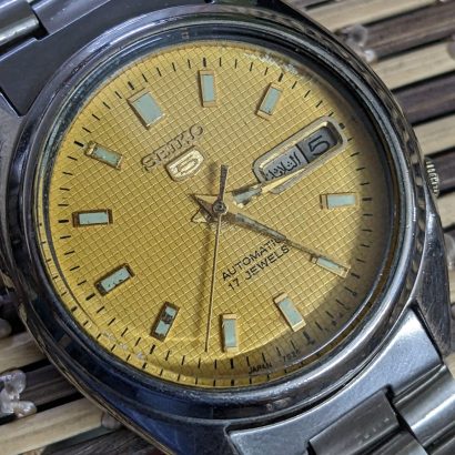 Beautiful Seiko5 Japan made 7009 caliber Automatic 17- jewel watch for Men