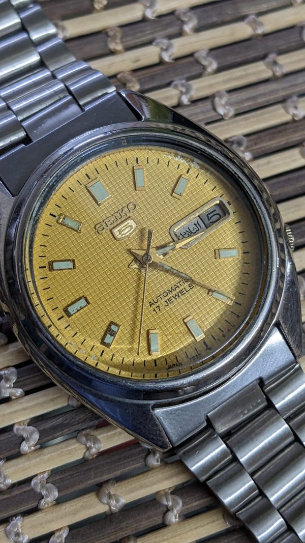 Beautiful Seiko5 Japan made 7009 caliber Automatic 17- jewel watch for Men