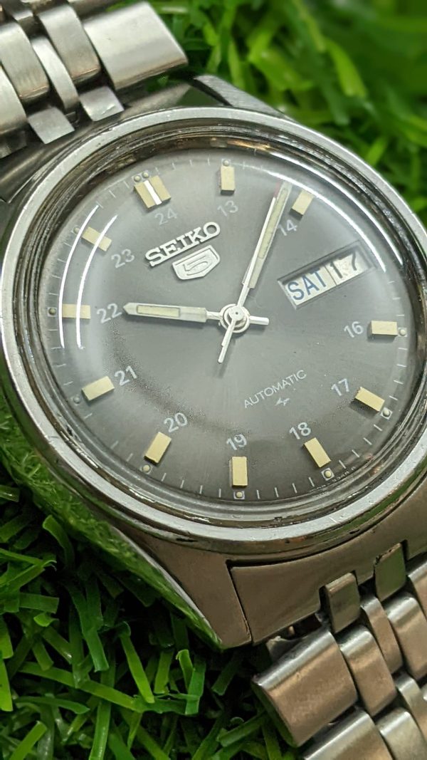 Vintage Seiko 5 Automatic Movement 7009-4040 Japan Made Men's Watch.
