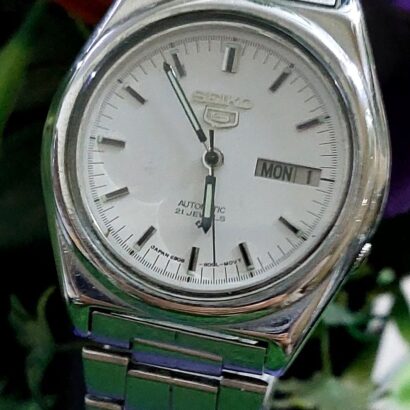 Beautiful Seiko 5 7009 white color Dial Japan made Automatic watch for Men