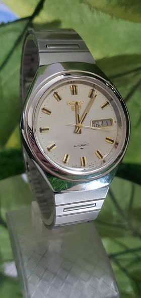 VINTAGE AND BEAUTIFUL SEIKO 5 7009-8150 AUTOMATIC DAY/DATE MEN SILVER ROUND DAIL MEN WRIST WATCH