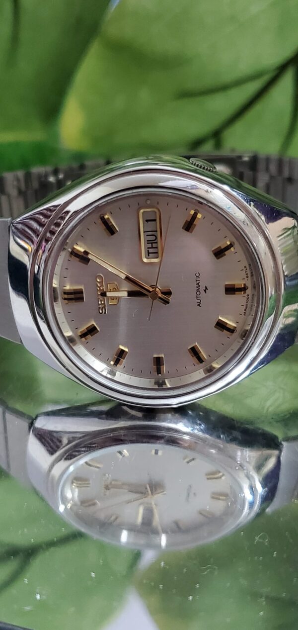 VINTAGE AND BEAUTIFUL SEIKO 5 7009-8150 AUTOMATIC DAY/DATE MEN SILVER ROUND DAIL MEN WRIST WATCH