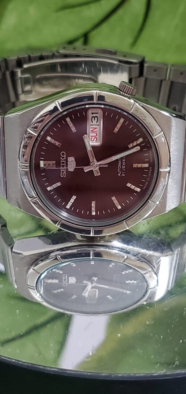 VINTAGE AND BEAUTIFUL SEIKO 5 7s26 AUTOMATIC DAY/DATE MEN MAROON ROUND DAIL MEN WRIST WATCH