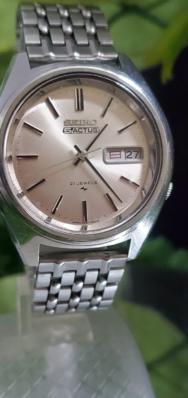 Vintage Seiko 5 Actus Automatic 7019-7060 Salmon Dial Day Date Display Japan made watch for Men's